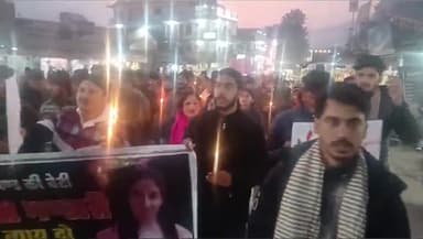 जोशियाड़ा: उत्तरकाशी नगर में विभिन्न संगठनों ने विशाल कैंडल मार्च निकाला, हत्याकांड की सीबीआई जांच की मांग की