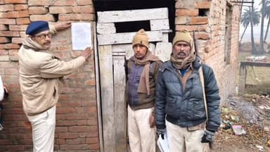 डुमरा: पुनौरा थाना क्षेत्र में न्यायालय के आदेश पर इश्तिहार चस्पा, फरार अभियुक्तों के खिलाफ सख्त कार्रवाई