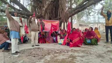 सहदेई बुजुर्ग: भूमिहीनों की मांगों को लेकर सहदेई बुजुर्ग कार्यालय पर धरना, बीडीओ को सौंपा ज्ञापन