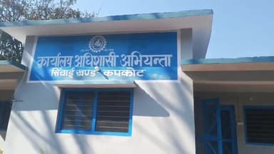 कपकोट: नगर पंचायत क्षेत्र कपकोट के विभिन्न नहरों में पानी की मांग को लेकर पूर्व जिप अध्यक्ष ऐठानी ने ईई सिंचाईं से की मुलाकात