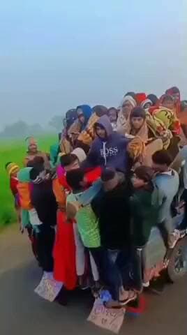 आनंदपुरी: आनंदपुरी क्षेत्र में 16 सीटर जीप में 60 सवारियां, बोनट से स्टेपनी तक लटके, ड्राइवर के गेट पर भी चढ़े यात्री