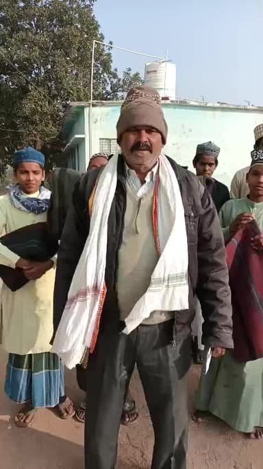 गावां: काला पत्थर गांव में झामुमो द्वारा कंबल वितरण