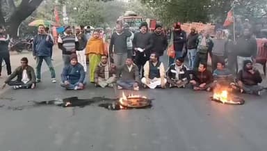 কাঁকসা: I-PAC এর অফিসে ED তল্লাশিতে মমতার বাধা দেওয়ার প্রতিবাদে কাঁকসার মিনি বাজারে পথ অবরোধ করে বিক্ষোভ BJP-র