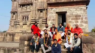 गुनौर: उत्तराखंड के बद्रीनाथ धाम से आए संतों ने किए श्री चौमुखनाथ सरकार के दर्शन, भारत की धार्मिक यात्रा पर निकले