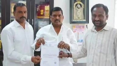 పటాన్చెరు: సుల్తాన్పూర్ కు చెందిన కటకం శాలినికి మూడున్నర లక్షల ఎల్ఓసి చెక్కును అందించిన ఎమ్మెల్యే మహిపాల్ రెడ్డి