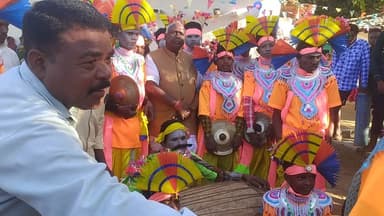 सरगुजा! वनांचल वनवासियों की, सांस्कृतिक धरोहर, से सजा! अद्भुत वेशभूषा! का यह परिधान ! मंत्र मुक्त हुए सांसद सरगुजा ?