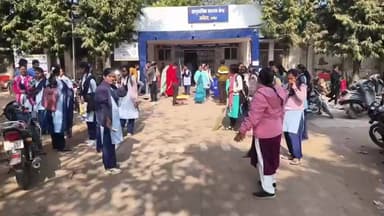 जबेरा: शासकीय महाविद्यालय जबेरा की छात्राओं ने सामुदायिक स्वास्थ्य केंद्र में की साफ़-सफाई, स्वच्छता का दिया संदेश