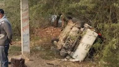 तिंवरी: मथानिया में श्रीराम गोशाला के पास सड़क हादसा, ओसियां की ओर जा रही कार खाई में गिरी, नीलगाय को बचाने में हुआ हादसा