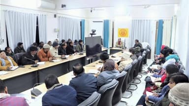 प्रतापगढ़: कैम्प कार्यालय में मतदाता सूची पुनरीक्षण को लेकर जिलाधिकारी ने दिए सख्त निर्देश