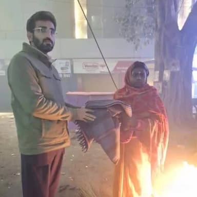 कृत्यानंद नगर: पूर्णिया सदर अनुमंडल पदाधिकारी ने असहाय और गरीब तबके के लोगों को शीतलहर में कंबल वितरण किया