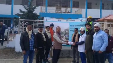 चकिया पिपरा: राष्ट्रीय सड़क सुरक्षा माह के अंतर्गत चकिया के सरकारी विद्यालयों एवं थाना परिसरों में फर्स्ट एड कीट का वितरण