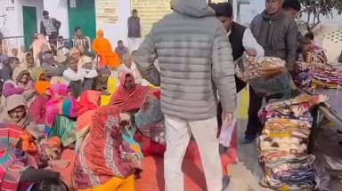 तिर्वा: हसेरन के सादिकापुर गांव में स्वतंत्रता सेनानी की जयंती पर सपा नेताओं ने किए कंबल का वितरण