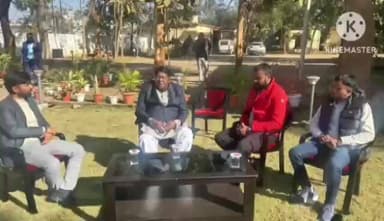 कर्रा: पूर्व वित्त मंत्री रामेश्वर उरांव स्वर्गीय सोमा मुंडा के परिवार से मिलने खूँटी पहुंचे