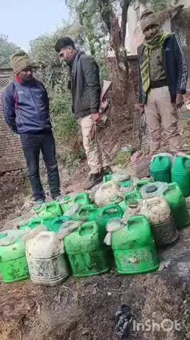 घोसवरी: घोसवरी पुलिस ने धानकतोभ और चूहरमल गांव में शराब के खिलाफ चलाया छापेमारी अभियान