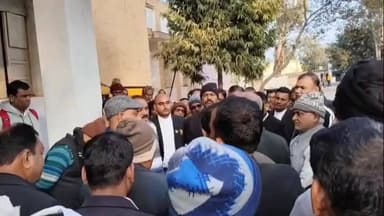 रामपुर नैकिन: रामपुर नैकिन तहसील का अधिवक्ताओं ने किया घेराव, जताया विरोध