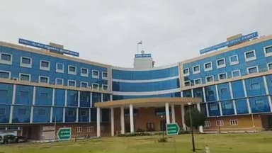 வாலாஜா: ராணிப்பேட்டை மாவட்ட ஆட்சியர் அலுவலகத்தில் மின்னணு எந்திரங்கள் சேமித்து வைக்கும் கட்டிடத்திற்கு அமைச்சர் காந்தி அடிக்கல் நாட்டி துவக்கி வை