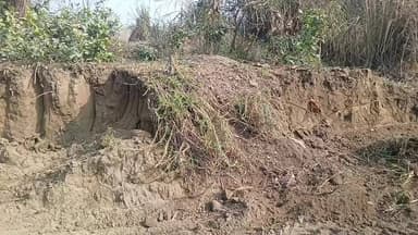 #किच्छा रेलवे कर्मचारी के द्वारा लगाएं जा रहे, #पोल के दौरान मशीन के सामने फन फैलाकर खड़े हुए #नागराज।