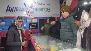 #बदायूं
बिसौली में मोबाइल शॉप को शातिर चोरों ने बनाया निशाना
बिल्सी रोड स्थित भुवनेश कम्युनिकेशन में हुई बड़ी चोरी
ब...