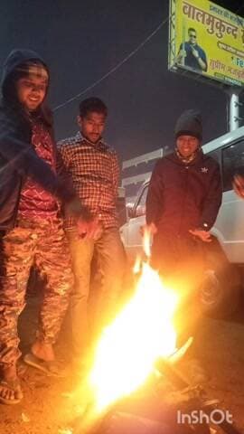 दाउदनगर: भीषण ठंड को देखते हुए अंचल कार्यालय ने दाउदनगर के एक दर्जन स्थानों पर अलाव की व्यवस्था कराई