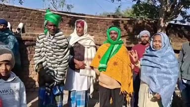 टुंडी: रतनपुर पंचायत में सोहराय पर्व पर मुखिया गरीबन बीबी ने लोगों को पगड़ी पहनाकर किया सम्मानित