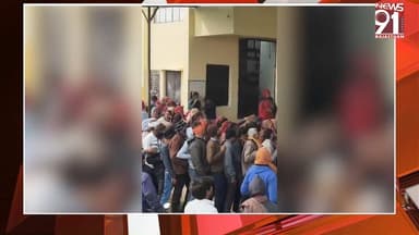 खाद के लिए मचा हाहाकार, महिला कर्मचारी से विवाद के बाद युवक ने लगाई बाईक में आग
#NewsUpdate #newsfeed #News #rajasthan #...