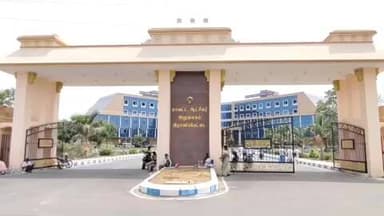 வாலாஜா: ராணிப்பேட்டை மாவட்ட ஆட்சியர் அலுவலகம் எதிரே காவலர்கள் மற்றும் பொதுமக்கள் ஹெல்மெட் அணிந்து கொண்டு விழிப்புணர்வு பேரணியில் ஈடு