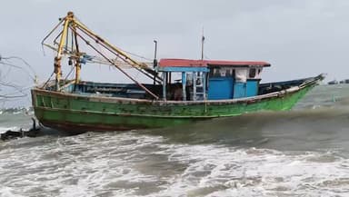 இராமேஸ்வரம்: சூறைக்காற்றால் துறைமுகத்தில் நிறுத்தி வைக்கப்பட்டிருந்த விசைப்படகு தரை தட்டியது