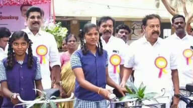 கண்டச்சிபுரம்: ஆலம்பாடி அரசு மேல்நிலைப்பள்ளியில் மாணவ மாணவிகளுக்கு விலையில்லா மிதிவண்டிகளை முன்னாள் அமைச்சர் வழங்கினார்