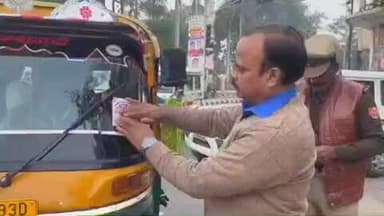 झांसी: एआरटीओ ने ईलाइट चौराहे पर चलाया यातायात जागरूकता अभियान, सवारी वाहनों पर हेल्पलाइन नंबरों के स्टिकर चस्पा किए