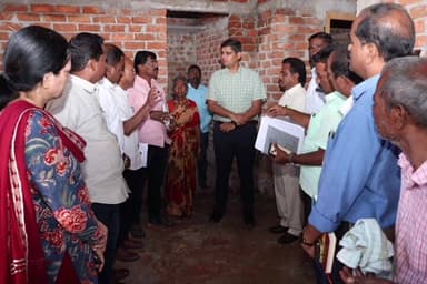 దోమకొండ: సీతారాంపల్లిలో ఇందిరమ్మ ఇళ్ల నిర్మాణ పనుల తీరు పరిశీలన, లబ్ధిదారులకు అవసరమైన అన్ని సహాయ సహకారాలు అందించాలి : కలెక్టర్