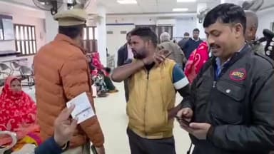 आज़मगढ़: जहानागंज पुलिस ने विभिन्न बैंकों में सघन चेकिंग अभियान चलाया, महिलाओं को दी जानकारी और संदिग्ध पर रखी नजर