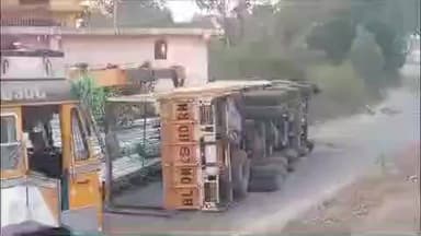 चिचोली: गोंडू मंडई के पास नेशनल हाईवे पर पाइप से भरा ट्रक पलटा, ड्राइवर-क्लीनर घायल