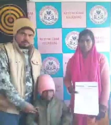 इचाक: खुटरा में नवयुग पब्लिक स्कूल ने एक अनाथ छात्र को गोद लिया
