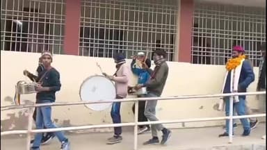 बिहारीगंज: शिक्षक के स्थानांतरण पर विदाई सह सम्मान समारोह आयोजित, बच्चे हुए भावुक