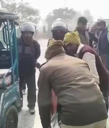 करछना: नहर कोठी के पास मार्ग के बगल गड्ढे में घायल अवस्था में मिला युवक, पुलिस ने उपचार के लिए भेजा, जांच में जुटी