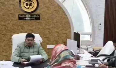 शोहरतगढ़: जिलाधिकारी ने अपने कार्यालय पर आए शिकायतकर्ताओं की समस्याओं को सुनकर किया निस्तारण