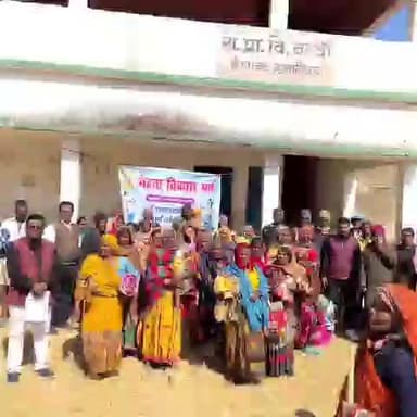 इचाक: मेहता विकास मंच जरूरतमंदों के बीच लगातार कर रहा है कंबल वितरण