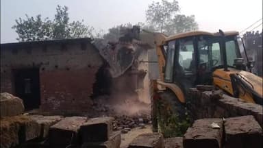 हाटा: बाबा के बुलडोजर का एक्शन: पोखरी की जमीन से मिटा अतिक्रमण, अवैध मकानों पर की गई सख्त कार्रवाई