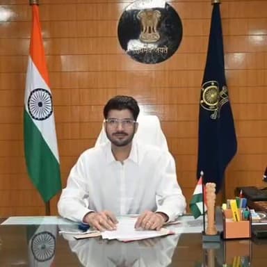 पलारी: कलेक्टर दीपक सोनी ने पलारी क्षेत्र के आपदा पीड़ित 2 परिवारों को ₹8 लाख की आर्थिक सहायता राशि की स्वीकृति दी