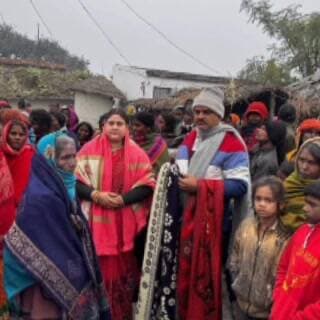 चनपटिया: कड़ाके की ठंड में मानवता: चनपटिया में महादलित बस्ती की महिलाओं को मिला शॉल का सहारा