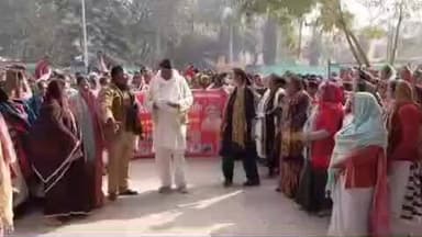 झांसी: आशा बहुओं ने वेतन और नियमितीकरण की मांग को लेकर झांसी कमिश्नरी पर किया प्रदर्शन