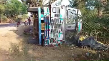 बरघाट: बरघाट के जेवनारा ग्राम में धान से भरा ट्रक अनियंत्रित होकर पलटा