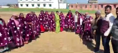 इचाक: बरका खुर्द पंचायत भवन में मुखिया सीता कुमारी के नेतृत्व में कंबल वितरण