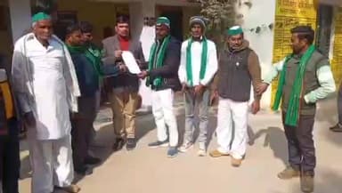 तिर्वा: उमर्दा ब्लॉक में भारतीय किसान यूनियन टिकैत गुट के नेताओं ने किया प्रदर्शन, ADO को सौंपा ज्ञापन