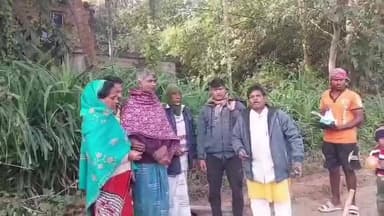 খেজুরি ২: মানুষের দাবিকে মান্যতা দিয়ে খেজুরীর বালীবস্তীতে ঢালাই রাস্তা নির্মাণের সূচনা করেন গ্রাম পঞ্চায়েতের প্রধান কালীপদ মন্ডল