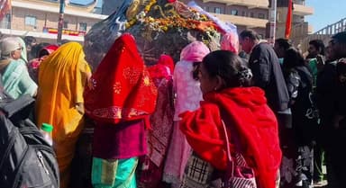 सीहोर: अंतर्राष्ट्रीय कथावाचक पंडित प्रदीप मिश्रा के कुबेरेश्वर धाम में उमड़ी श्रद्धालुओं की भीड़