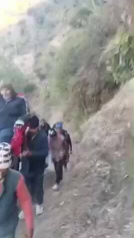 पोखरी: सेरा- मालकोटी के बीमार बुजुर्ग को 5 किमी पैदल चलकर डंडी कंडी से सड़क तक पहुंचाया गया