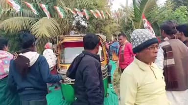 জয়নগর ২: তৃণমূল কংগ্রেসের প্রতিবাদ সভার মধ্যে দিয়ে রোগীর গাড়ি পার করিয়ে দিল কর্মী সমর্থকেরা