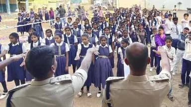 జుక్కల్: జెడ్పీ హైస్కూల్లో విద్యార్థులకు రోడ్డు భద్రతపై అవగాహన సదస్సు, రోడ్డు భద్రత మాసోత్సవాల్లో భాగంగా కార్యక్రమం : మధుకర్