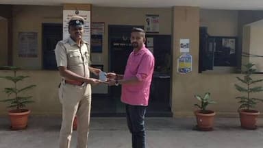 ಅರಸೀಕೆರೆ: ಕಳೆದು ಹೋಗಿದ್ದ ಮೊಬೈಲ್ ಪತ್ತೆ ಹಚ್ಚಿ ವಾರಸುದಾರರಿಗೆ ಹಿಂದಿರುಗಿಸಿದ ಅರಸೀಕೆರೆ ಪೊಲೀಸರು